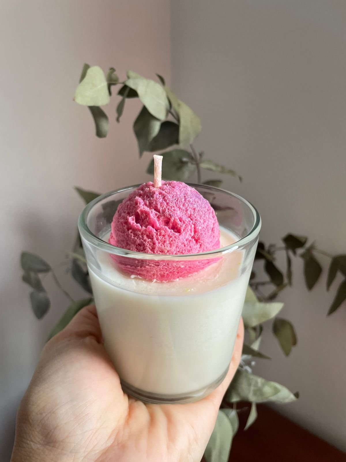 Velas de soja artesanales encendidas y cuidados para evitar túnel en velas de soja SVELAS