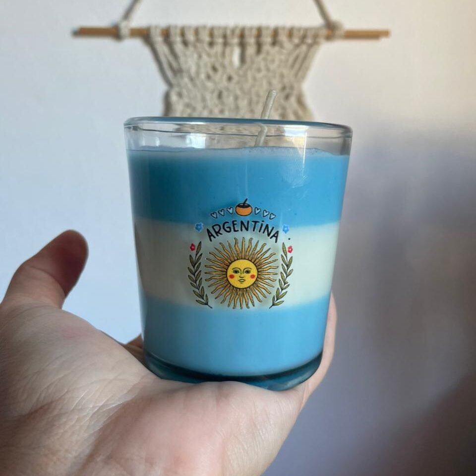 Vela de soja albiceleste en vaso de vidrio con diseño celeste y blanco